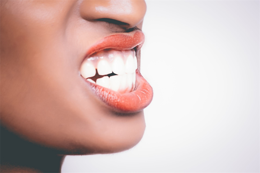 How to Whiten Your Teeth Naturally