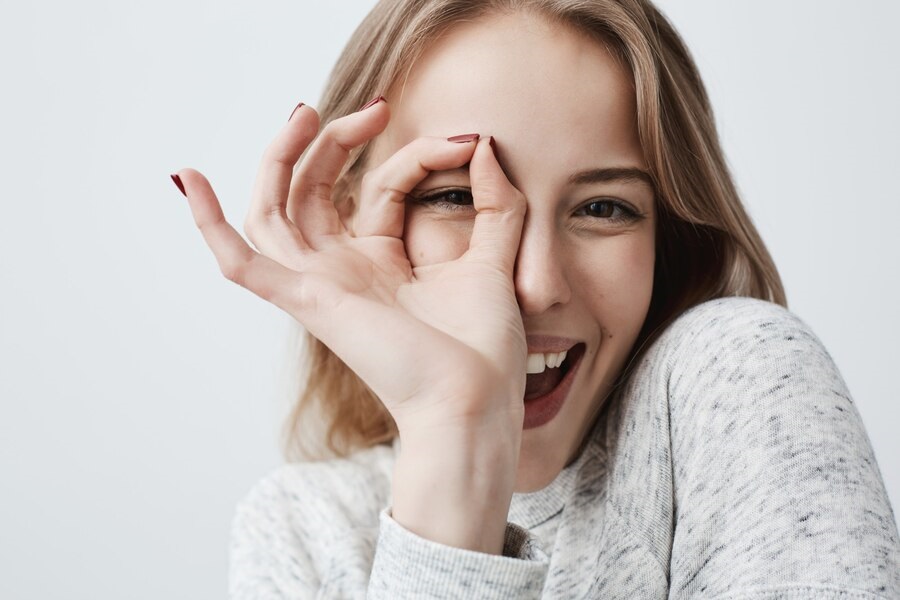 The Surprising Connection Between Oral Health and Eye Health: Why Good Dental Hygiene Matters for Contact Lens Wearers